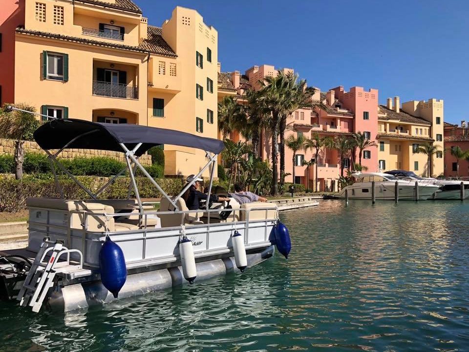 Planes de ocio en Sotogrande. ¡Alquila un barco sin licencia!