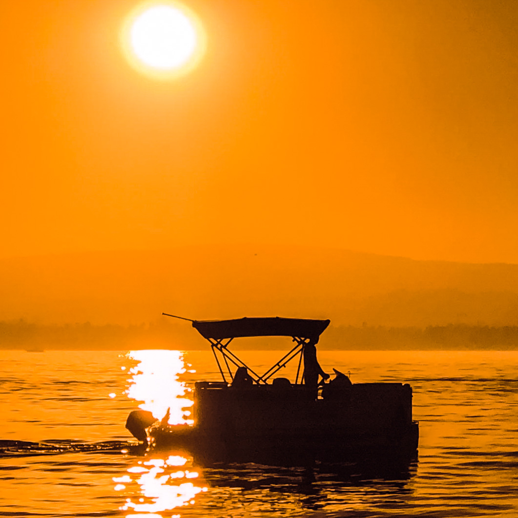 atardecer barco naranja